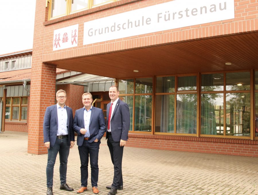 Gemeinsam mit Matthias Wübbel und Samtgemeindebürgermeister Bennotrütken vor der Grundschule Fürstenau